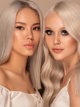 duas mulheres posando para a foto com o cabelo platinado