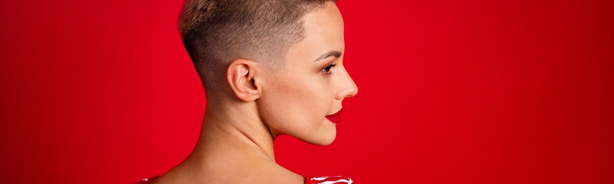 mulher branca com cabelo loiro com corte mid fade