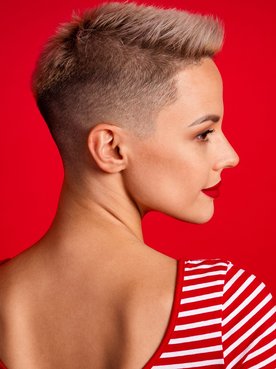 mulher branca com cabelo loiro com corte mid fade