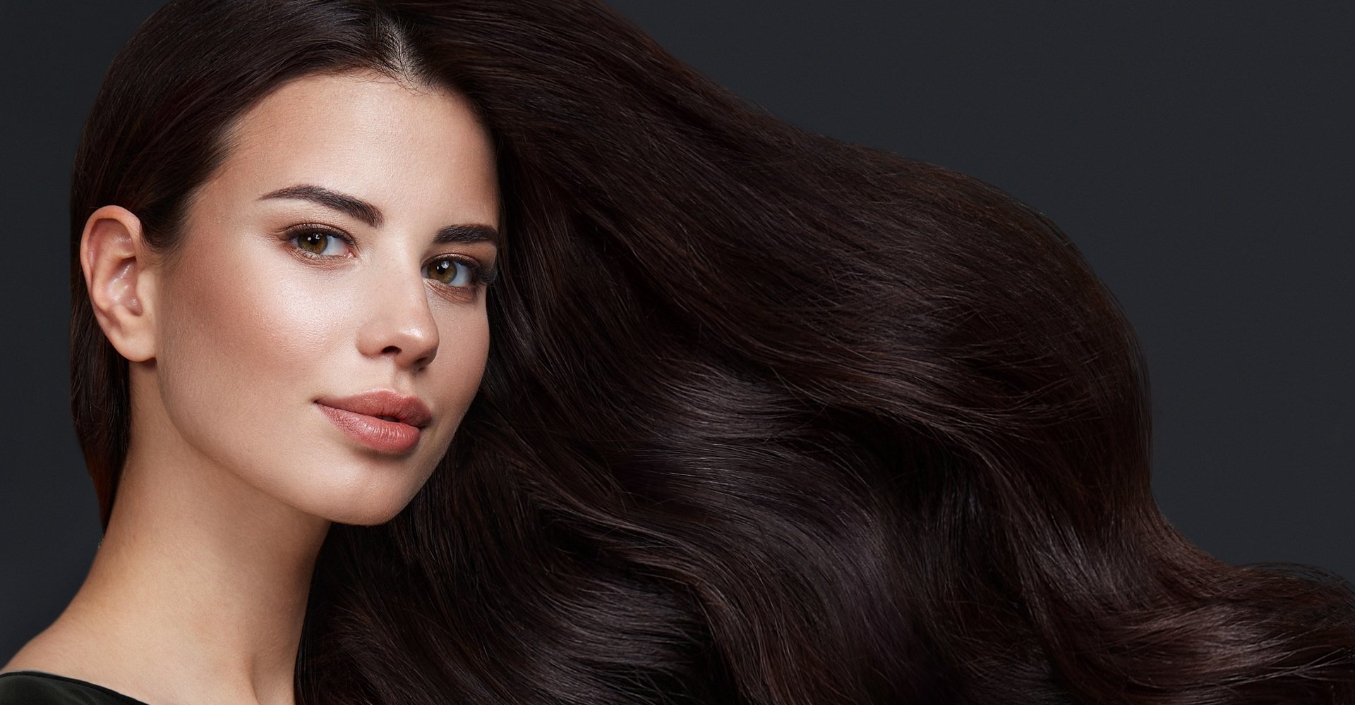 mulher de pele clara com cabel castanho liso posando para a foto