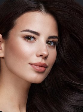 mulher de pele clara com cabel castanho liso posando para a foto