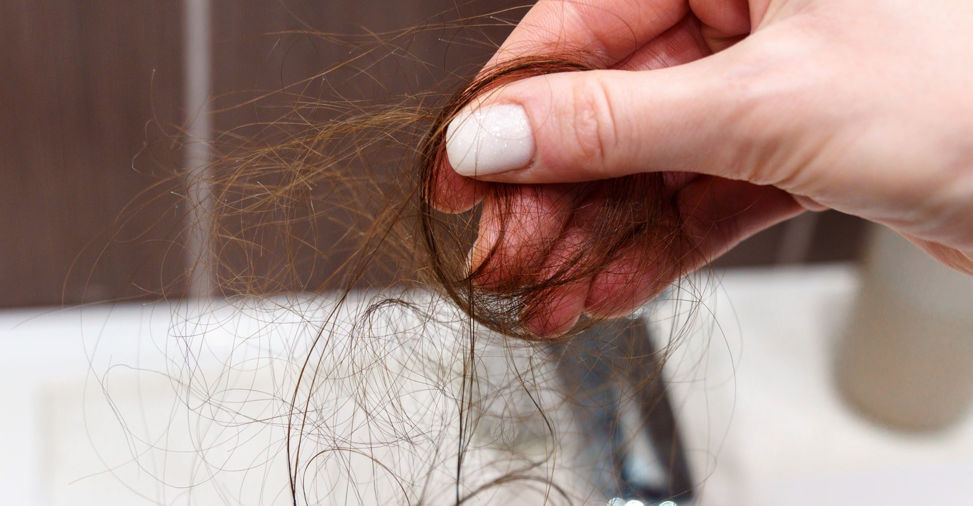 cabelos caindo muito por conta da queda de cabelo, cabelos fracos, danificados ou calvície