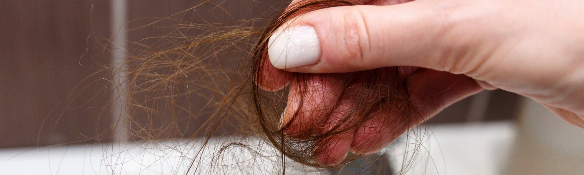 cabelos caindo muito por conta da queda de cabelo, cabelos fracos, danificados ou calvície