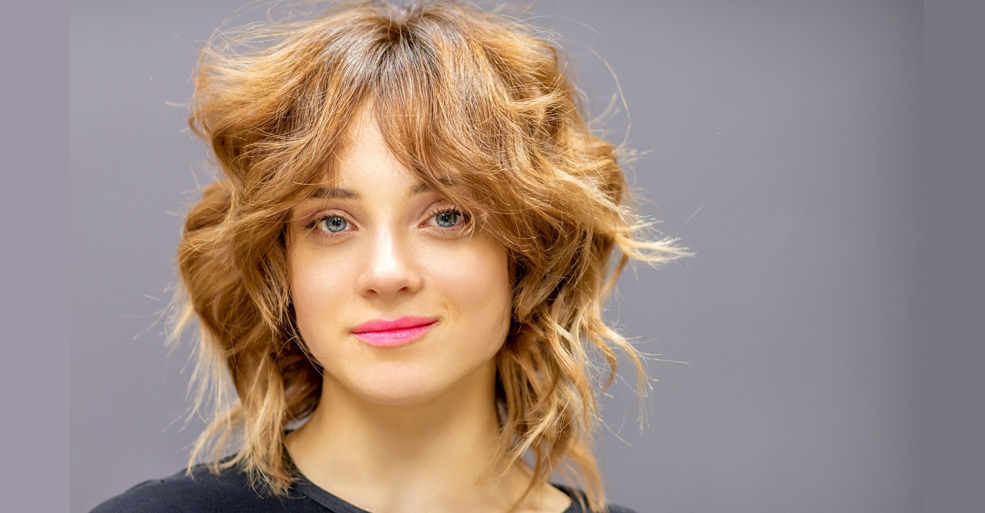 Garota com corte de cabelo shaggy hair