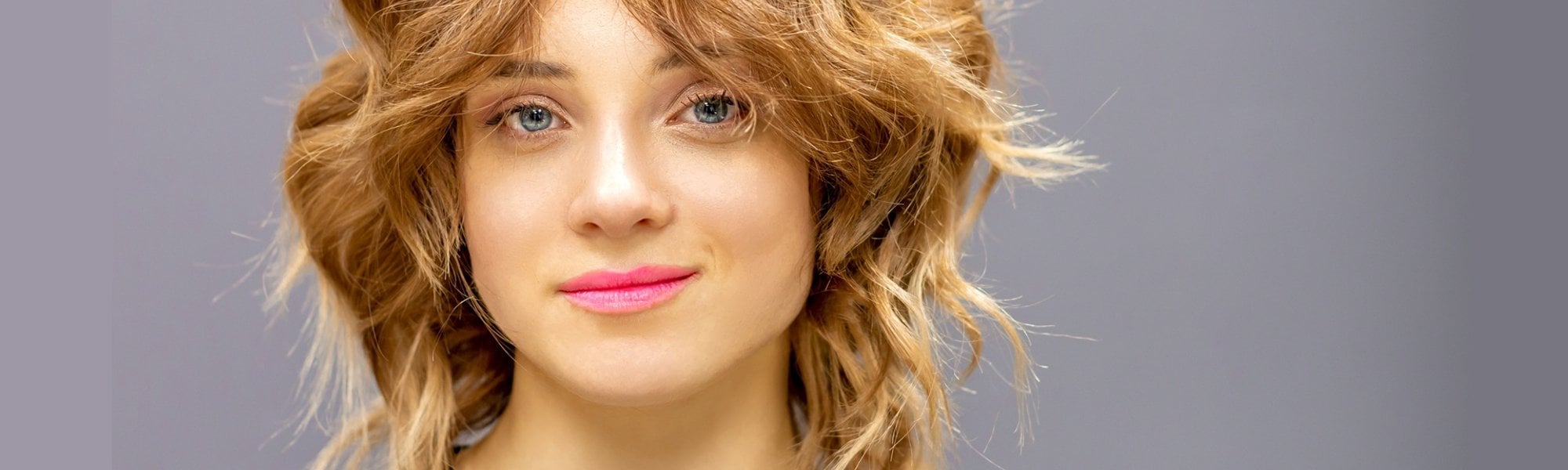 Garota com corte de cabelo shaggy hair