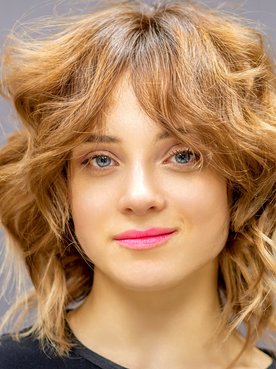 Garota com corte de cabelo shaggy hair