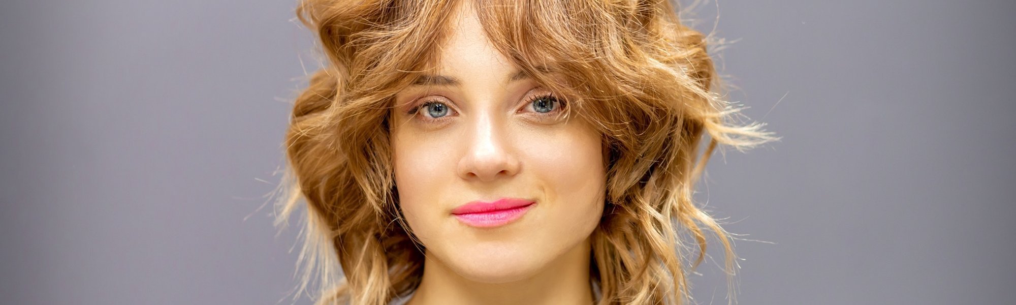Mulher jovem exibindo seu moderno e estiloso corte de cabelo wolf cut com camadas repicadas