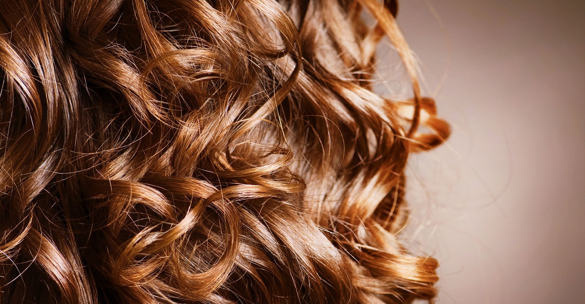 Mulher jovem com cabelos chocolate dourado