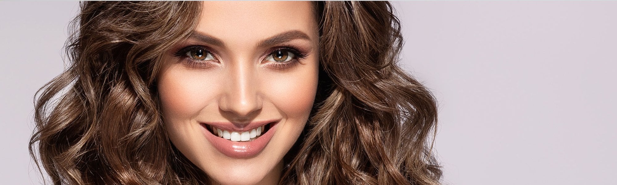 Cabelo loiro escuro: o que é e como chegar nessa tonalidade?
