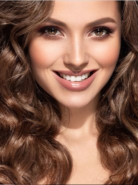 Cabelo loiro escuro: o que é e como chegar nessa tonalidade?