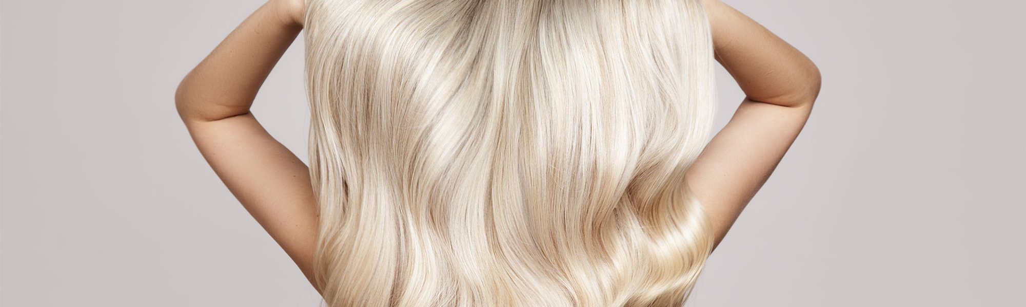 Modelo branca com cabelo platinado e longo