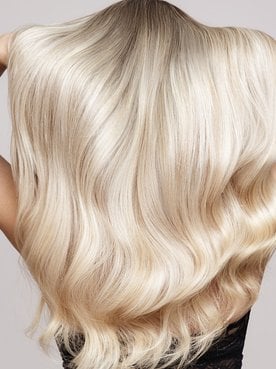 Modelo branca com cabelo platinado e longo