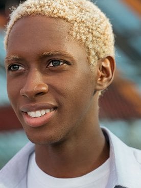 Nevou ou loiro pivete? Conheça as tendências de platinado masculino