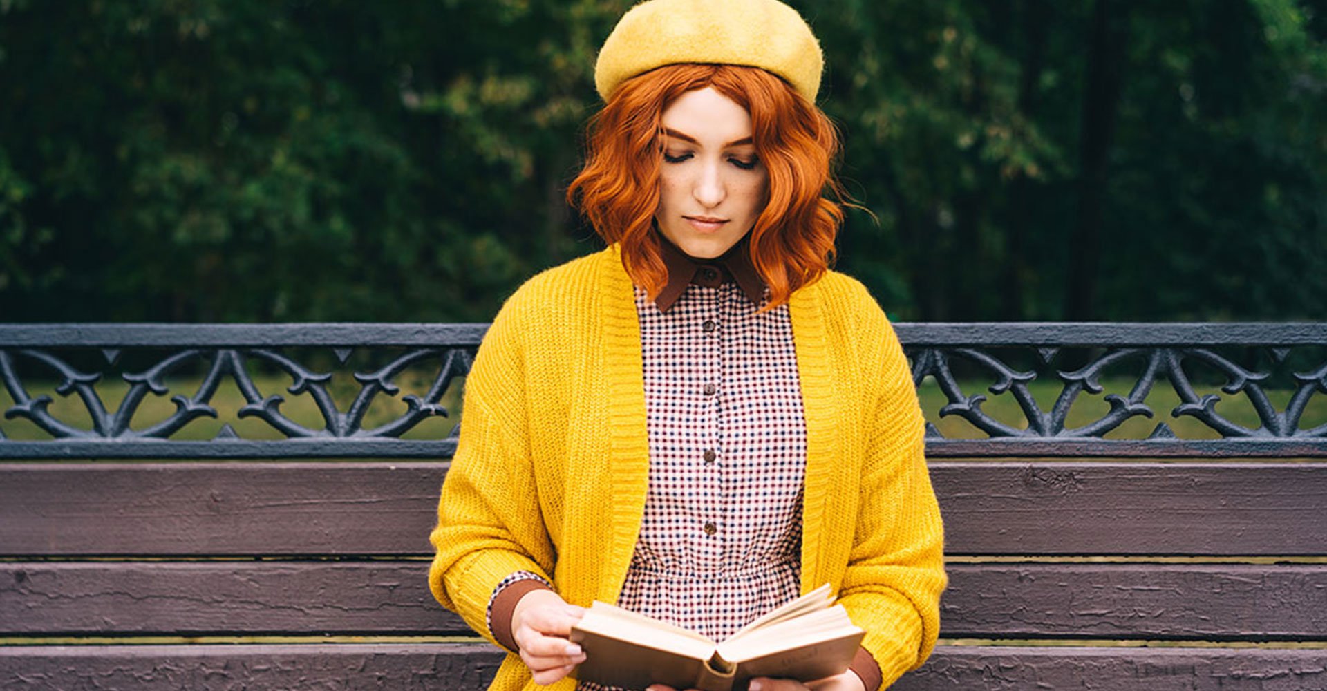 Mulher com cabelos ruivo cobre