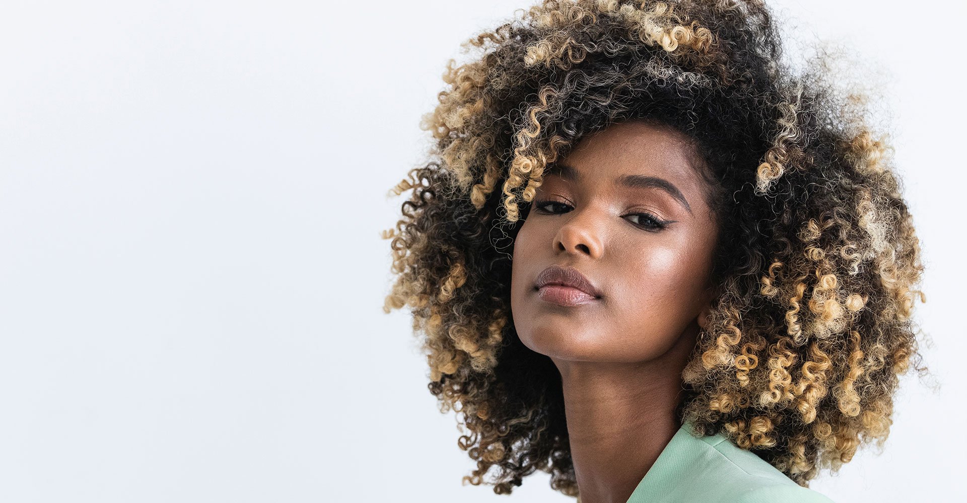 Modelo branca com cabelo loiro