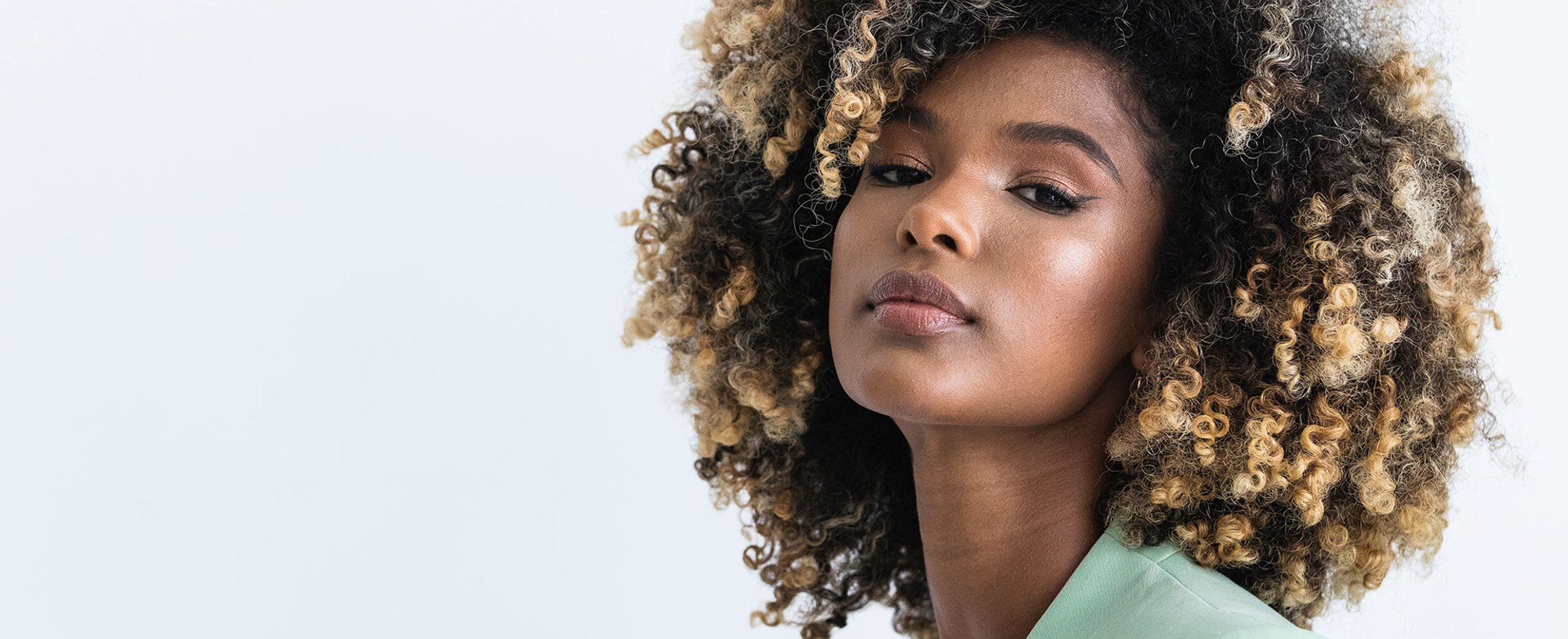 Modelo branca com cabelo loiro