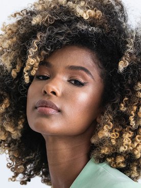 Modelo branca com cabelo loiro
