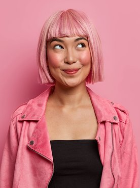 Modelo com coque e cabelo rosa