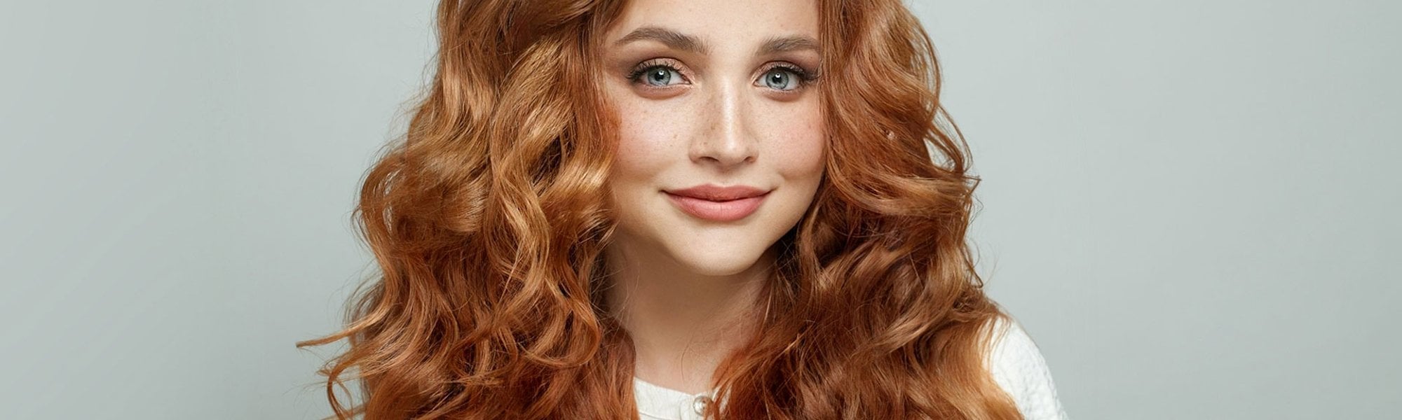 mulher branca com cabelo longo loiro acobreado