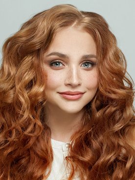 mulher branca com cabelo longo loiro acobreado