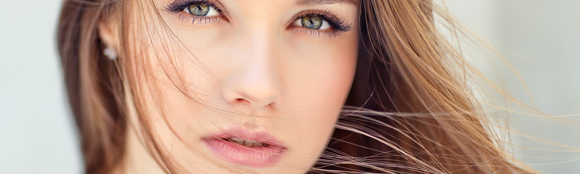 mulher com cabelo loiro avelã