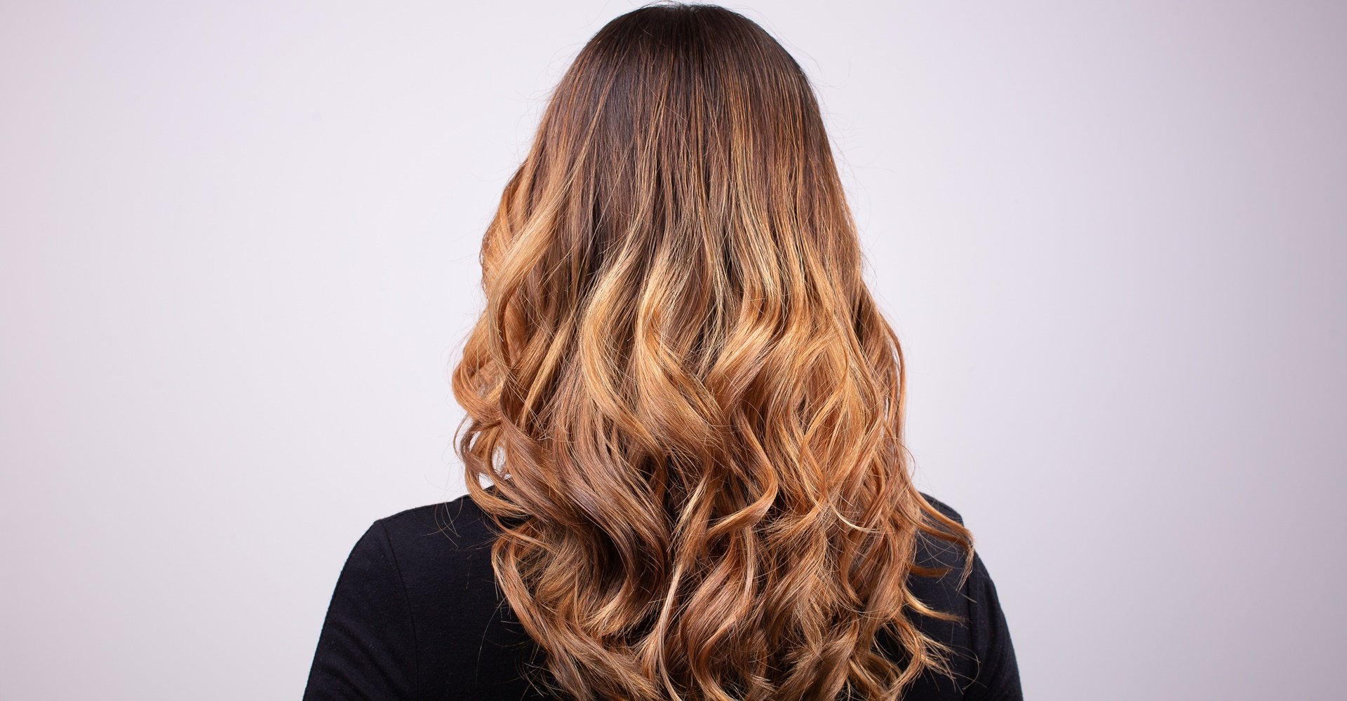 Cabelo ondulado de tonalidade loiro mel dourado