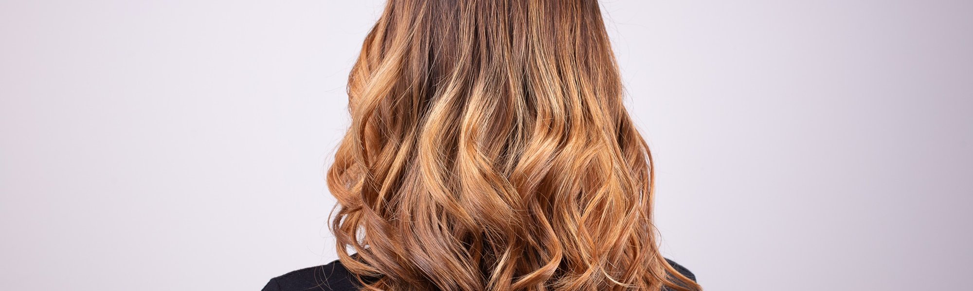 Cabelo ondulado de tonalidade loiro mel dourado
