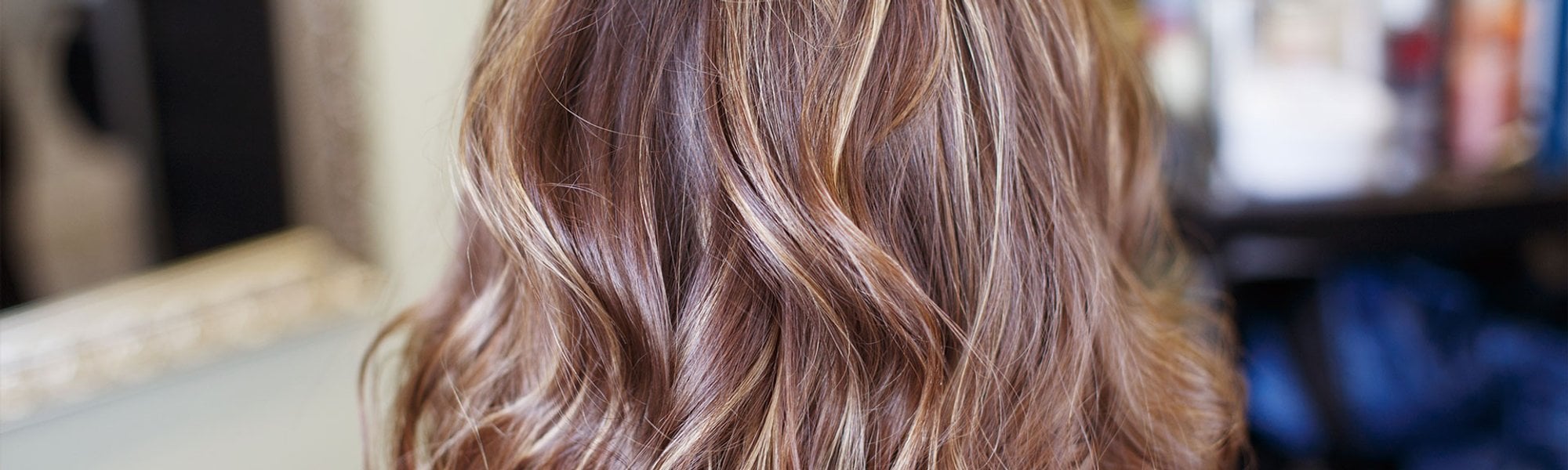 cabelo curto com mechas loiro dourado