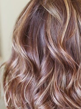 cabelo curto com mechas loiro dourado