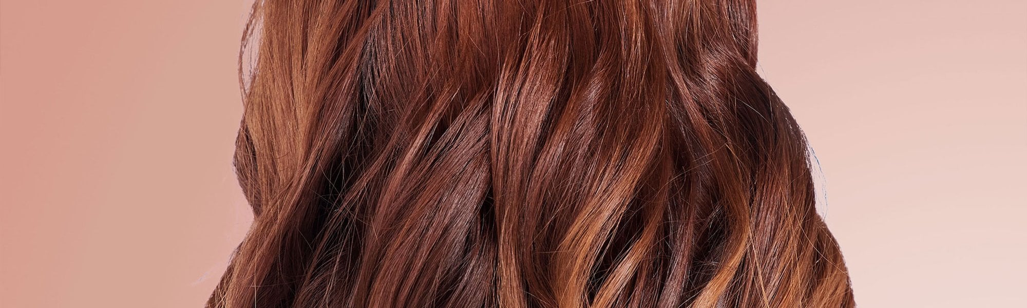 mulher com cabelo compridos em tom morena iluminada chocolate