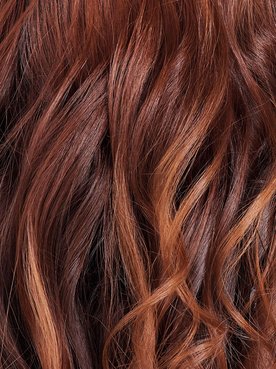 mulher com cabelo compridos em tom morena iluminada chocolate