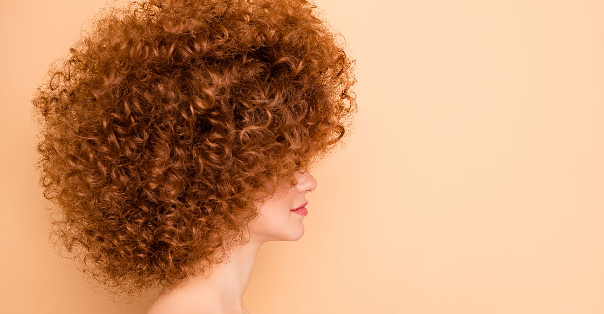 mulher com cabelo doce de leite