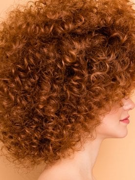 mulher com cabelo doce de leite