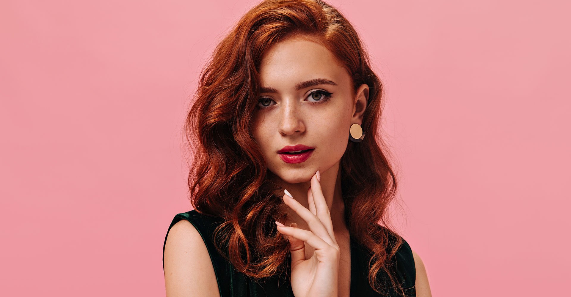 Modelo branca com o cabelo vermelho