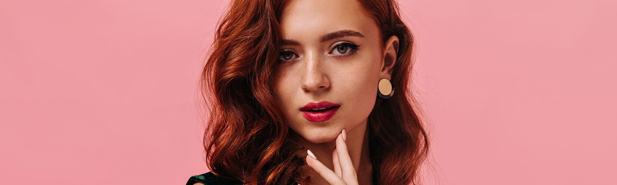 Modelo branca com o cabelo vermelho