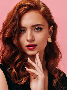 Modelo branca com o cabelo vermelho