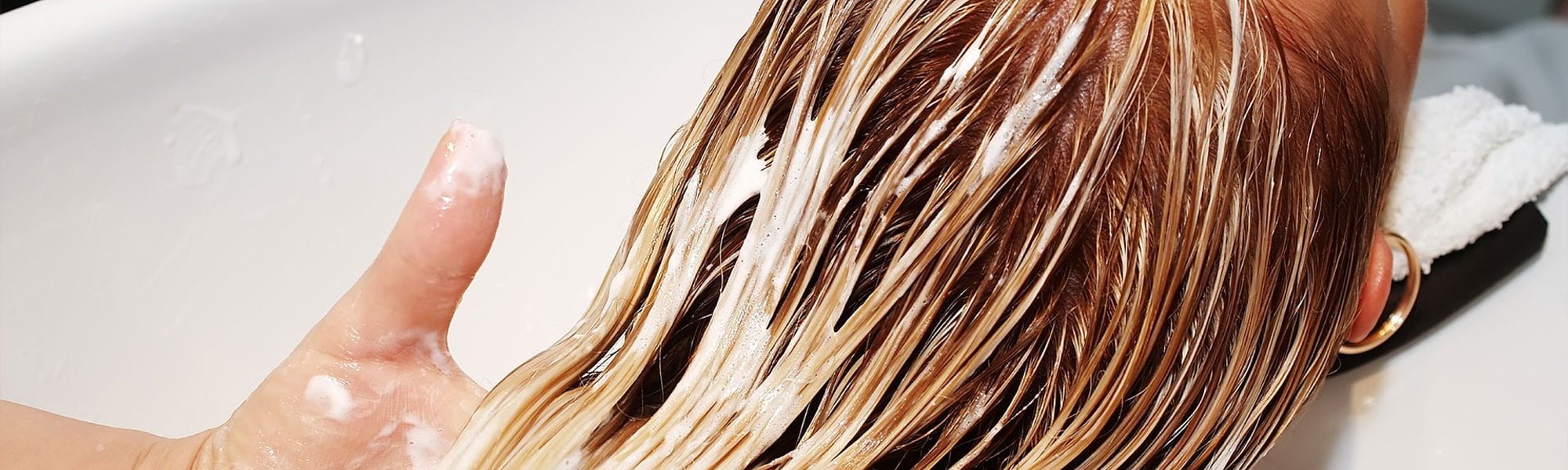 cabelo comprido com produto para shampoozada aplicado no comprimento dos fios