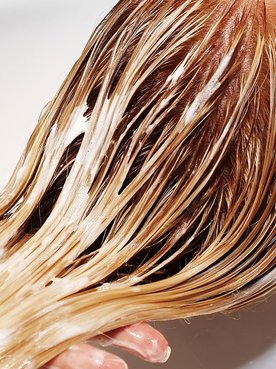 cabelo comprido com produto para shampoozada aplicado no comprimento dos fios