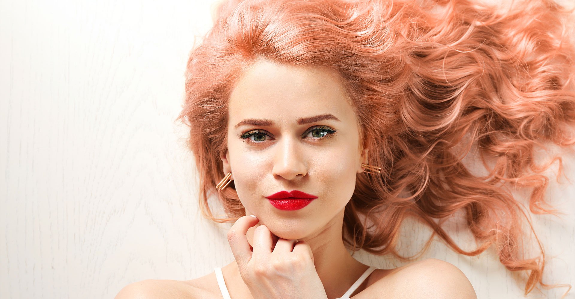 Mulher branca com cabelos de cor strawberry blonde ou ruivo strawberry blonde