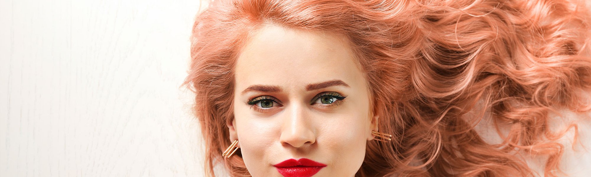 Mulher branca com cabelos de cor strawberry blonde ou ruivo strawberry blonde
