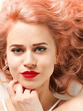 Mulher branca com cabelos de cor strawberry blonde ou ruivo strawberry blonde