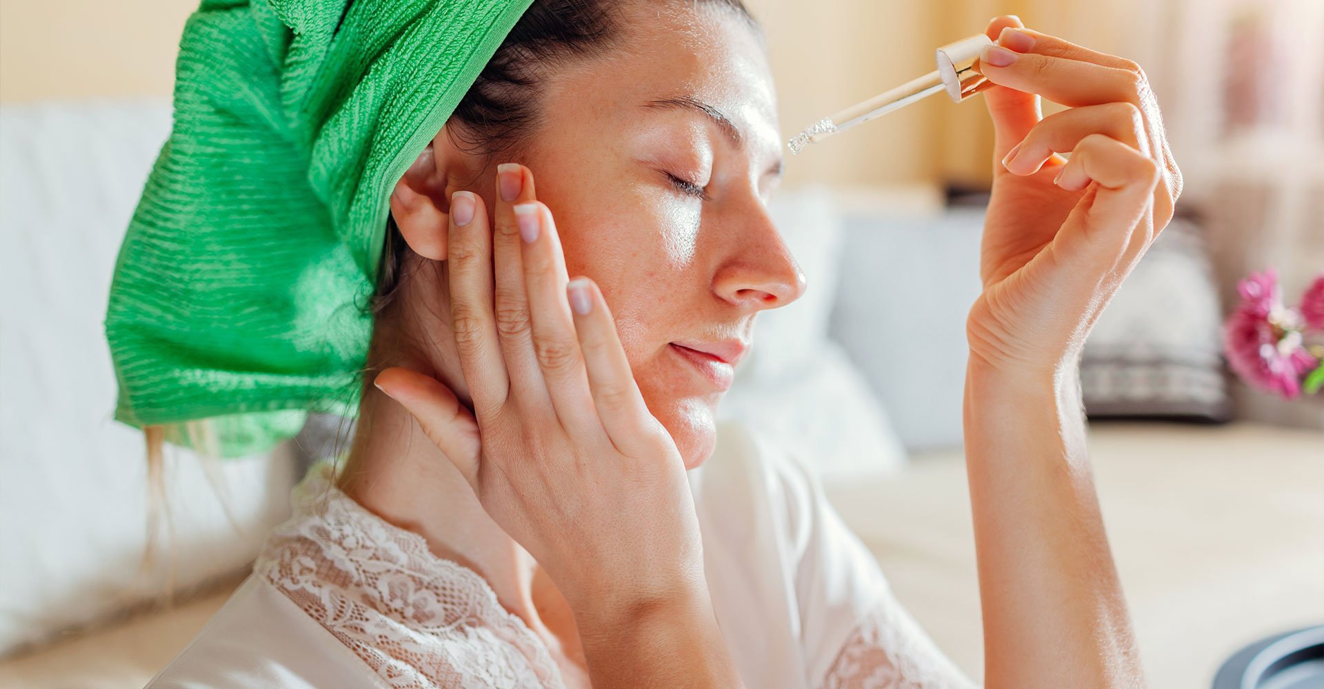 mulher aplicando ácido mandélico como parte de sua rotina de cuidados com a pele
