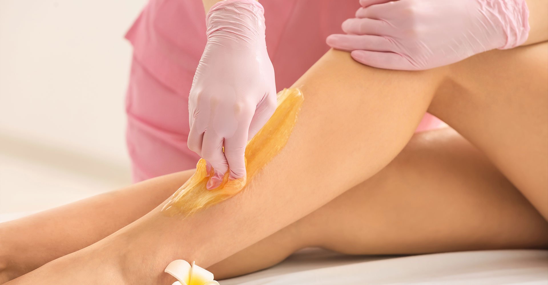 Profissional realiza um tipo de depilação