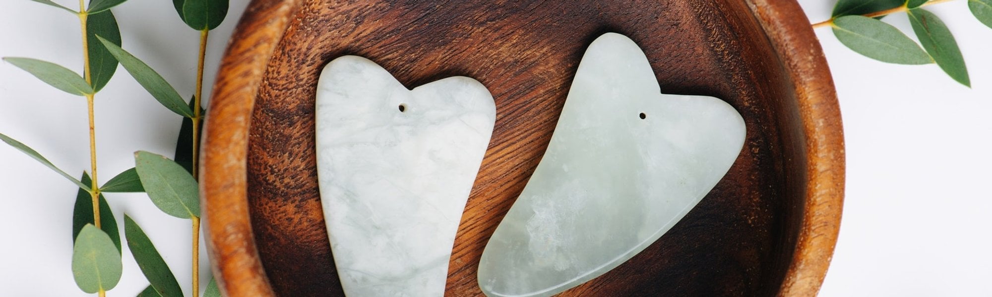 Item de skincare de origem chinesa, o gua sha funciona oferecendo benefícios para a pele do rosto.