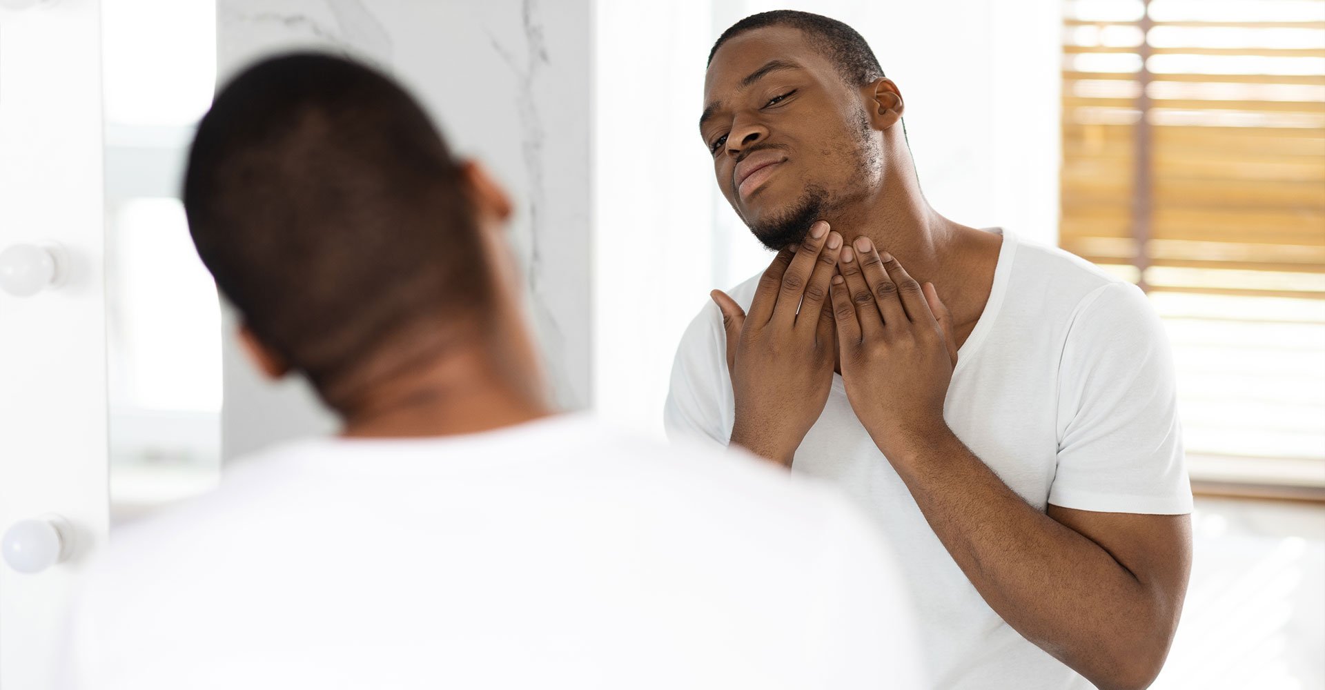 Homem jovem com pelo encravado no pescoço