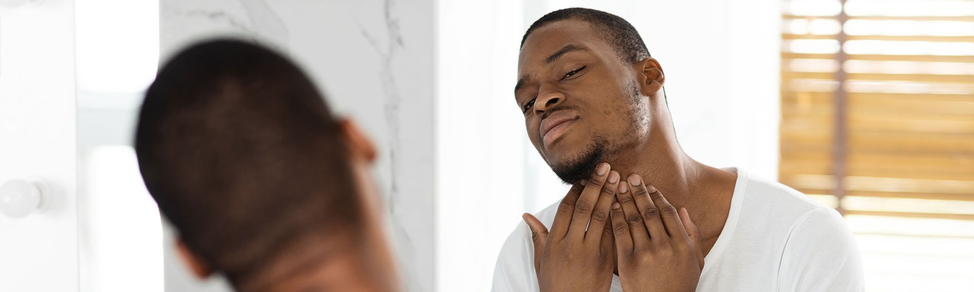 Homem jovem com pelo encravado no pescoço