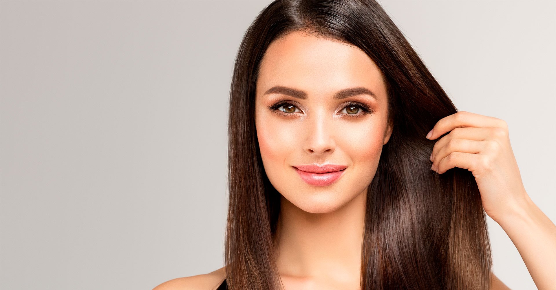 Mulher branca com cabelo castanho alisado.