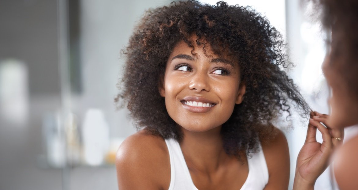 Jovem com o cabelo cacheado e curto considera fazer tranças boho braids no cabelo curto
