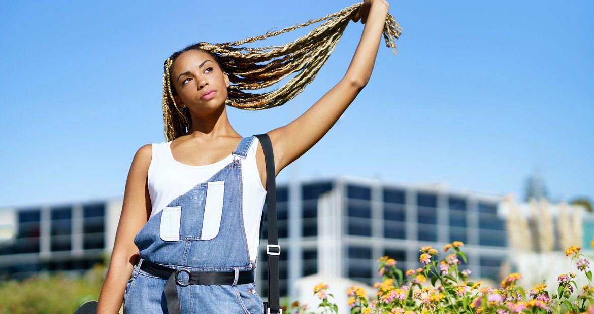 Jovem com boho braids no cabelo longo