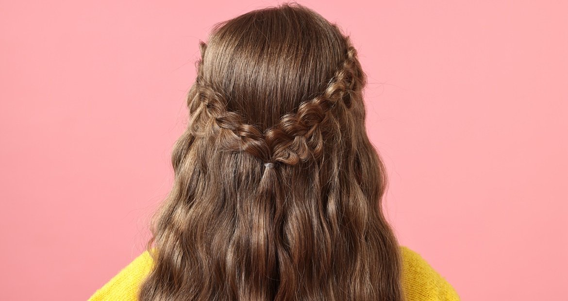 Garota com trança cascata que pode ser feita com boho braids